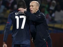 Bob Bradley felicita a Jozy Altidore después de haber sido sustituido. AP  /