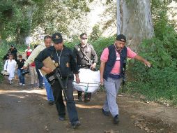 Peritos forenses realizan labores de investigación en el lugar donde se encontró el cuerpo del reconocido empresario. EFE  /