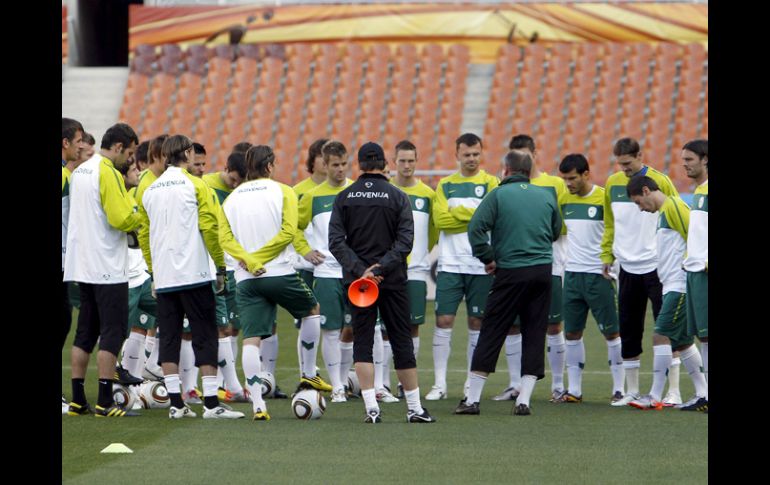 El seleccionador esloveno Matjaz Kek, habla con sus jugadores durante el entrenamiento en el estadio Peter Mokaba. EFE  /