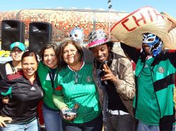 El cantante del tema oficial del Mundial en Sudáfrica 2010, Knaan,  convive un momento con aficionados mexicanos. NTX  /