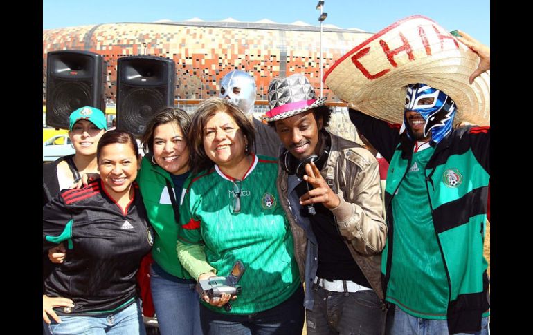 El cantante del tema oficial del Mundial en Sudáfrica 2010, Knaan,  convive un momento con aficionados mexicanos. NTX  /
