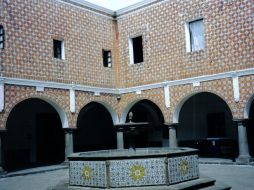 En el centro del ex Convento de Santa Rosa de Lima hay una fuente con azulejos que presentan el famoso motivo pérsico.  ESPECIAL  /