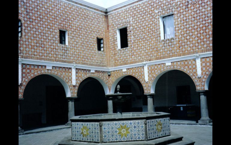 En el centro del ex Convento de Santa Rosa de Lima hay una fuente con azulejos que presentan el famoso motivo pérsico.  ESPECIAL  /