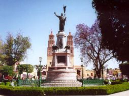 En el Jardín Independencia se puede apreciar una enorme escultura con la que se rinde honores al Padre de la Patria.  ESPECIAL  /