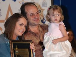 Acompañada por su esposo e hija, la modelo fue galardonada por su Fundación Dani y Katalina Spanic A.C. NTX  /