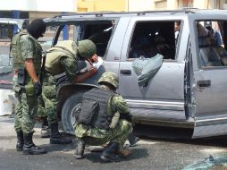 Militares revisan un vehículo, en el lugar donde un tiroteo dejó un saldo de nueve personas muertas. EL UNIVERSAL  /