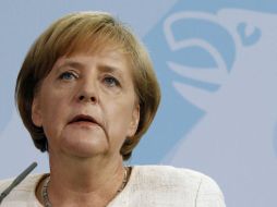 Manifestantes ejercen presión sobre la canciller Angela Merkel. REUTERS  /