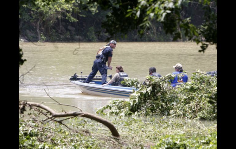 Oficiales emprenden la búsqueda de personas en las aguas del Río Little Missouri, en el Estado de Arkansas. AP  /