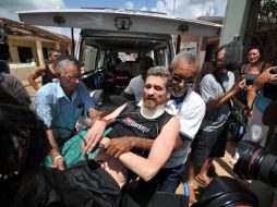 El disidente cubano Ariel Sigler Amaya es trasladado a su casa. A sus 47 años, su estado de salud es grave. EFE  /