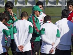 Javier Aguirre se reunió con los seleccionados mexicanos para la preparación a su encuentro contra Francia. AFP  /