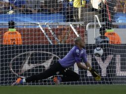 Chaouchi en acción ante el gol de Eslovenia AP  /