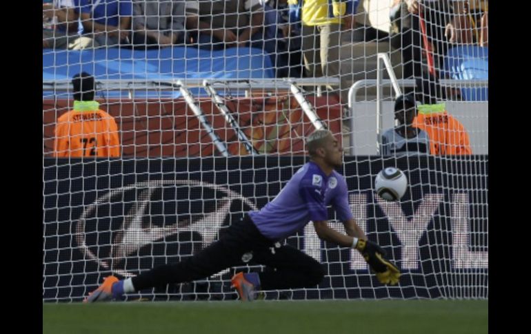 Chaouchi en acción ante el gol de Eslovenia AP  /