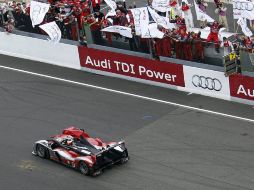 Timo Bernhard en su Audi al cruzar la línea de la competición de las 24 horas de Le Mans. REUTERS  /