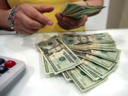 El dólar se compra en 12.06 pesos. ARCHIVO  /