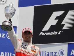 El piloto Lewis Hamilton, presume el trofeo que se adjudicó en Canadá. REUTERS  /