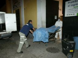 La víctima fue trasladada al anfiteatro del Instituto Jalisciense de Ciencias Forenses. ARCHIVO  /