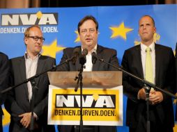 Bart De Wever, quien dirige al partido NVA, da un dicurso al obtener la victoria parcial de los comicios celebrados el día de hoy. EFE  /