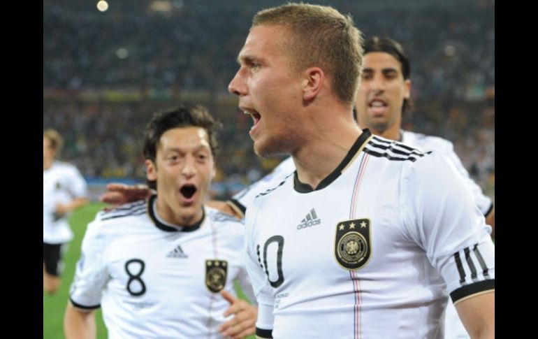 Lucas Podolski celebra su anotación con sus compañeros. EFE  /