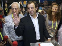 Sandro Rosell (centro), es el nuevo presidente del Barcelona. EFE  /