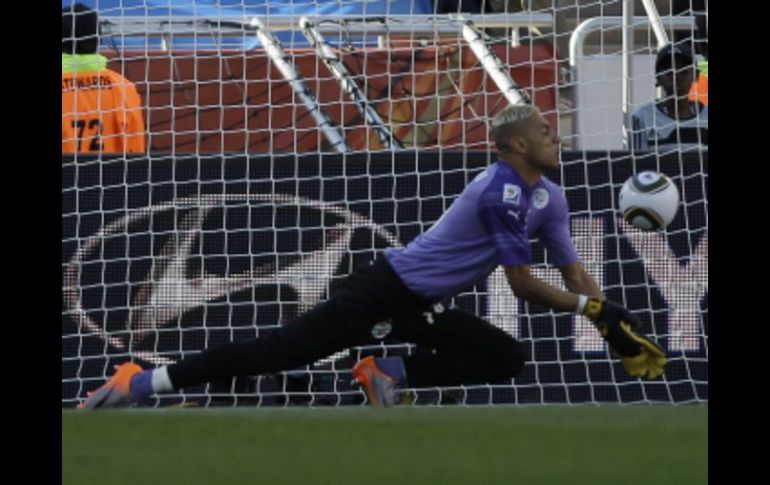 Fawzi Chaouchi, intenta detener el ataque de Eslovenia. AP  /