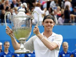 Sam Querrey muestra el trofeo tras ganar el torneo de Queen's. AFP  /