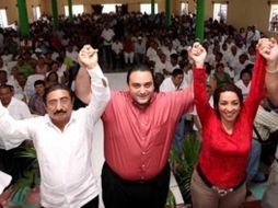 Roberto Borge Angulo (centro) en el arranque de campaña electoral, el mes pasado. NTX  /