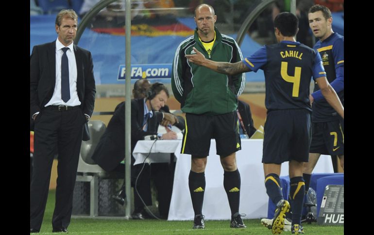 El técnico de la Selección de Australia (izq) tan sólo observa a Tim Cahill después de haber sido expulsado. EFE  /