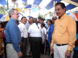 El panista Santiago Creel (i) y el perredista Jesús Ortega (d) apoyan en Puebla al candidato común a la gubernatura. EL UNIVERSAL  /