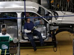 Ensambladores en una planta automotriz en Dearborn, Michigan. AP  /