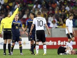 Marco Antonio Rodríguez expulsa a Tim Cahill (tercero izq. a der.), por una falta sobre Bastian Schweinsteiger. EFE  /