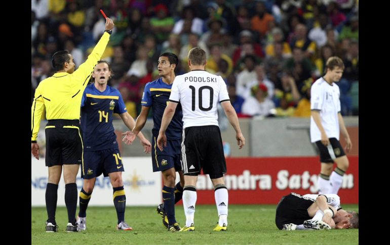 Marco Antonio Rodríguez expulsa a Tim Cahill (tercero izq. a der.), por una falta sobre Bastian Schweinsteiger. EFE  /