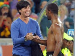 El técnico de Alemania, Joachim Loew (izq), celebra el gol de Cacau (der), durante el partido ante Australia. EFE  /