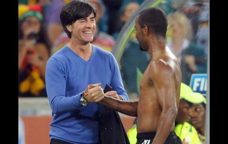 El técnico de Alemania, Joachim Loew (izq), celebra el gol de Cacau (der), durante el partido ante Australia. EFE  /