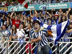 Aficionados de la Real Sociedad festejan el regreso de su equipo a la primera división española. EFE  /