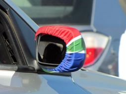 Los retrovisores de los carros van adornados con las banderas de los países participantes en el Mundial. ESPECIAL  /