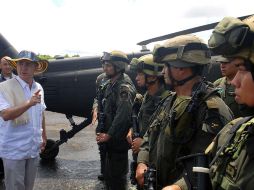 Álvaro Uribe, mandatario de Colombia, habla con soldados en Quibdó. Ahí anunció la liberación de dos funcionarios de la Policía. AFP  /