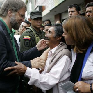 Santos cierra con mitin; Mockus, puerta por puerta