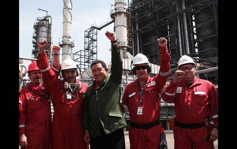 El presidente Hugo Chávez recordó la nacionalización de la Faja del Orinoco con un brazo en alto. AFP  /