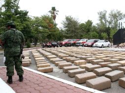 Un elemento del Ejército resguarda el decomiso en Sinaloa. EL UNIVERSAL  /