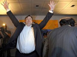 El líder del partido N-VA, Bart De Wever, levanta sus brazos tras confirmarse su victoria en los comicios general de Bélgica. EFE  /
