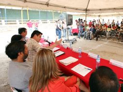 El alcalde Aristóteles Sandoval, encabezó la primera reunión con líderes de las dos colonias en las que intervendrán. ESPECIAL  /