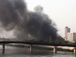 Tras la explosión en un mercado se pudo apreciar una gran columna de humo sobre el centro de Bagdad. AP  /