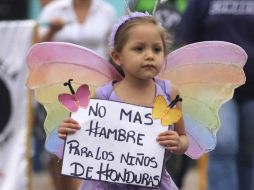 Una niña participa en la manifestación contra la desnutrición en Tegucigalpa. REUTERS  /