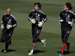 Los guardametas mexicanos se preparan para que sean ellos quien tengan el control del balón en el partido contra Francia. AP  /