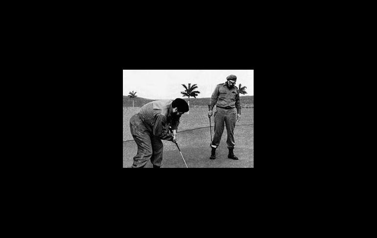 Algunas de las imágenes muestran a el Che y a Fidel Castro jugando al golf. ESPECIAL  /