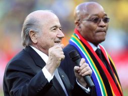 El presidente de la FIFA, Joseph Blatter (izq,), apoya el uso de las vuvuzelas. EFE  /
