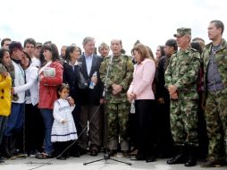Al pie del avión les esperaban sus familiares con ramos de flores. EFE  /