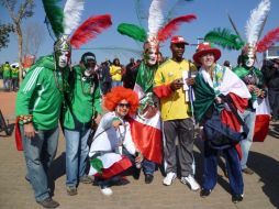 Aficionados mexicanos que asistieron a la inauguración en el Estadio Soccer City. E. LÓPEZ MOTA  /