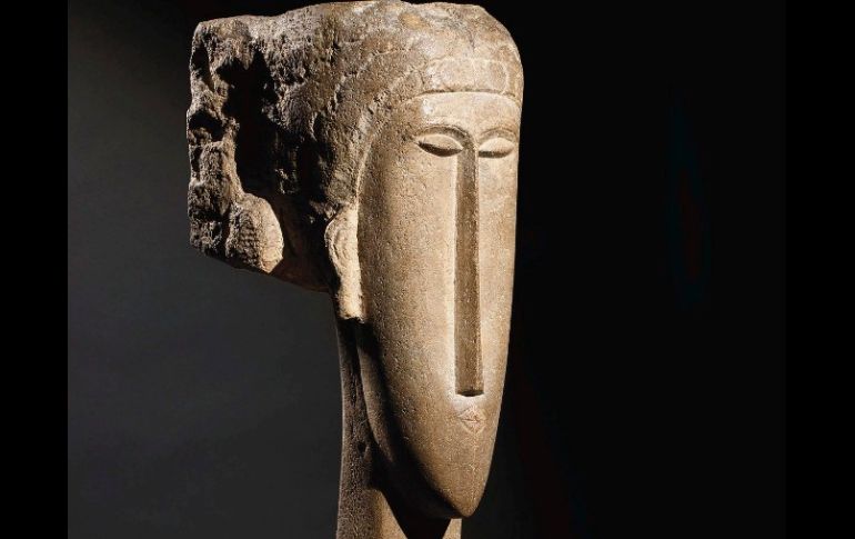 La imagen muestra la escultura de piedra caliza Tête, del escultor y pintor italiano Amadeo Modigliani. CASA DE SUBASTAS CHRISTIE'S  /