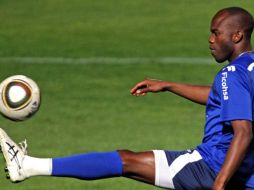 David Suazo contra el balón durante el entrenamiento de los catrachos. EFE  /